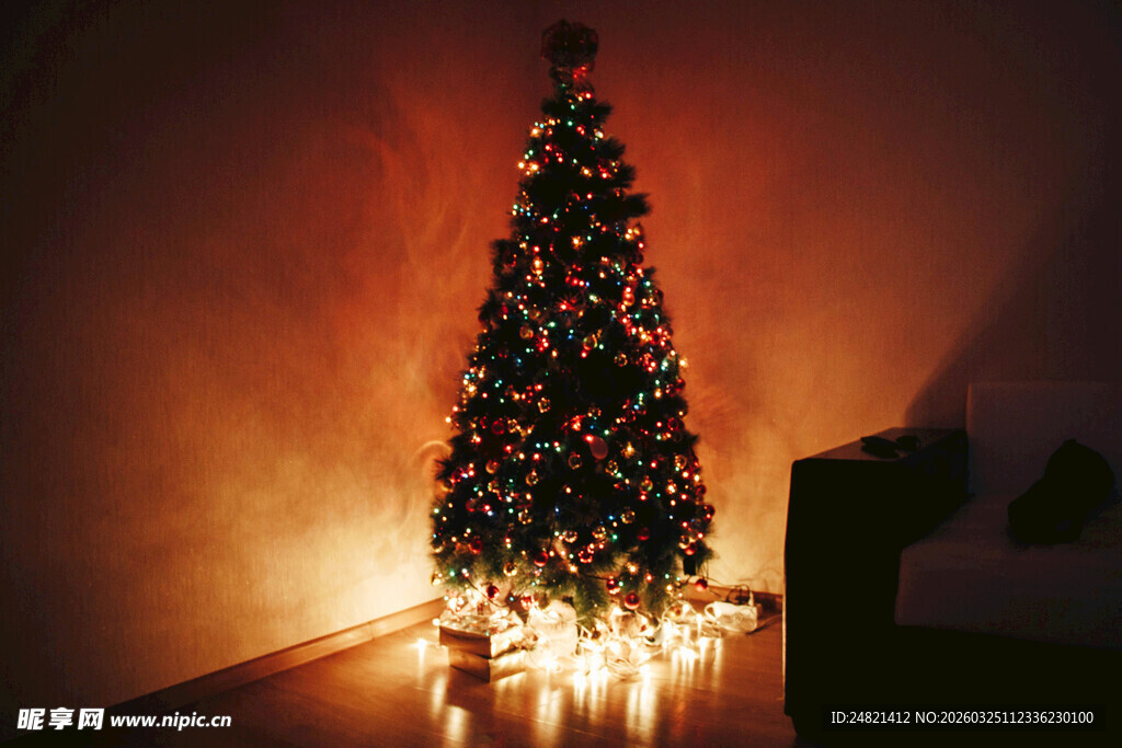 温馨室内装饰的圣诞树