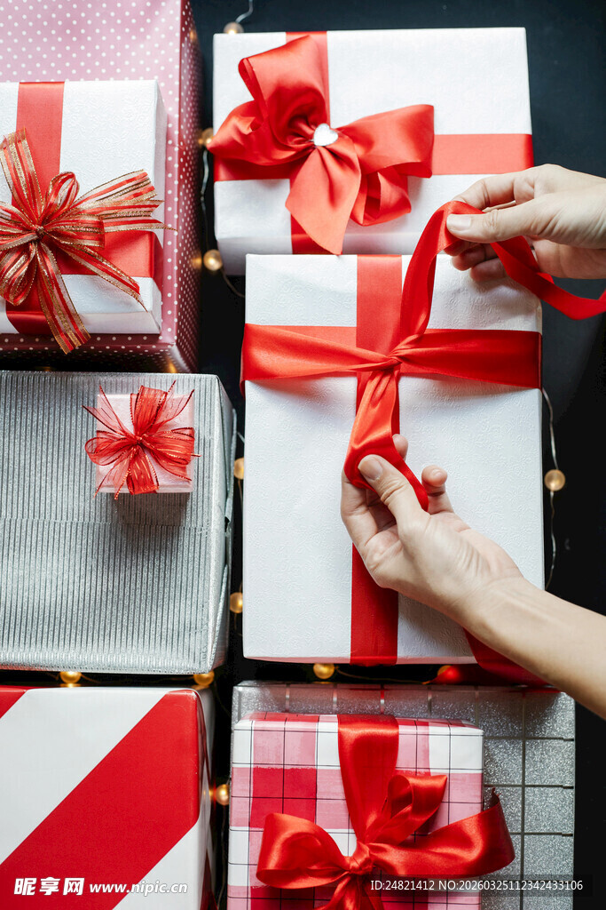 双手精心包装节日礼物