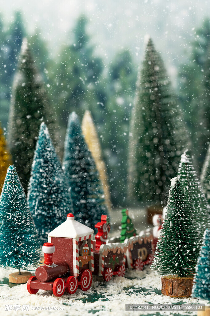 圣诞小火车穿行于松树林