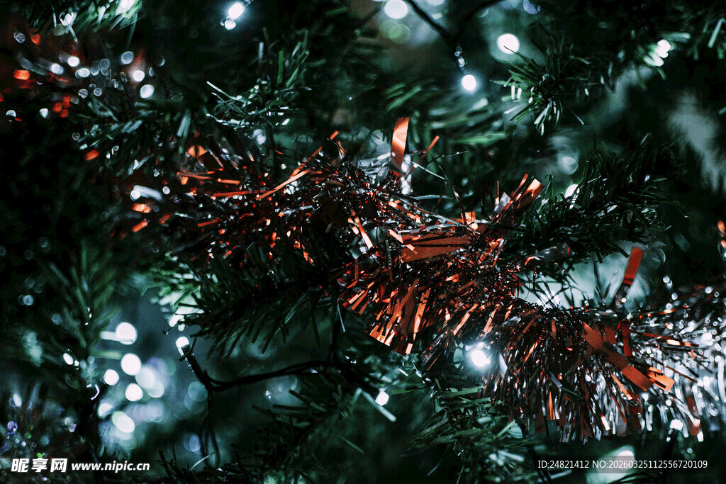 圣诞树上的闪亮金属丝