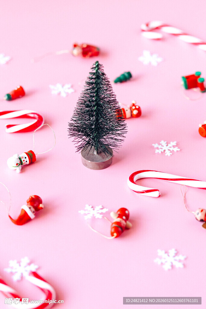 粉色背景上的圣诞装饰元素