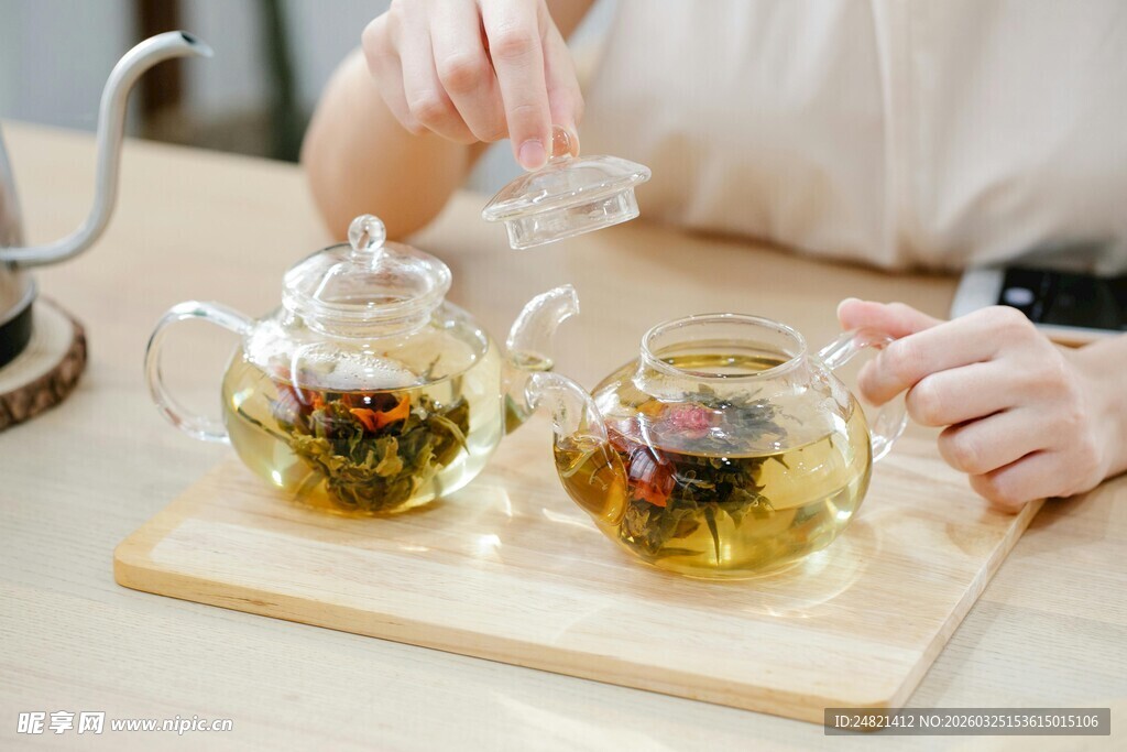 玻璃茶具泡茶场景展示