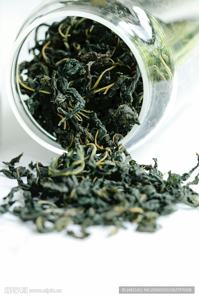 罐装绿茶茶叶散落