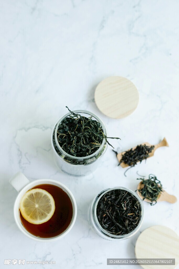 多样茶叶与泡好的茶饮