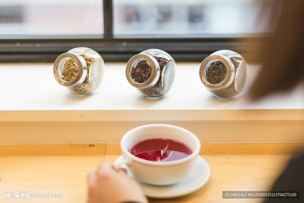 窗边享受美味饮品的时刻