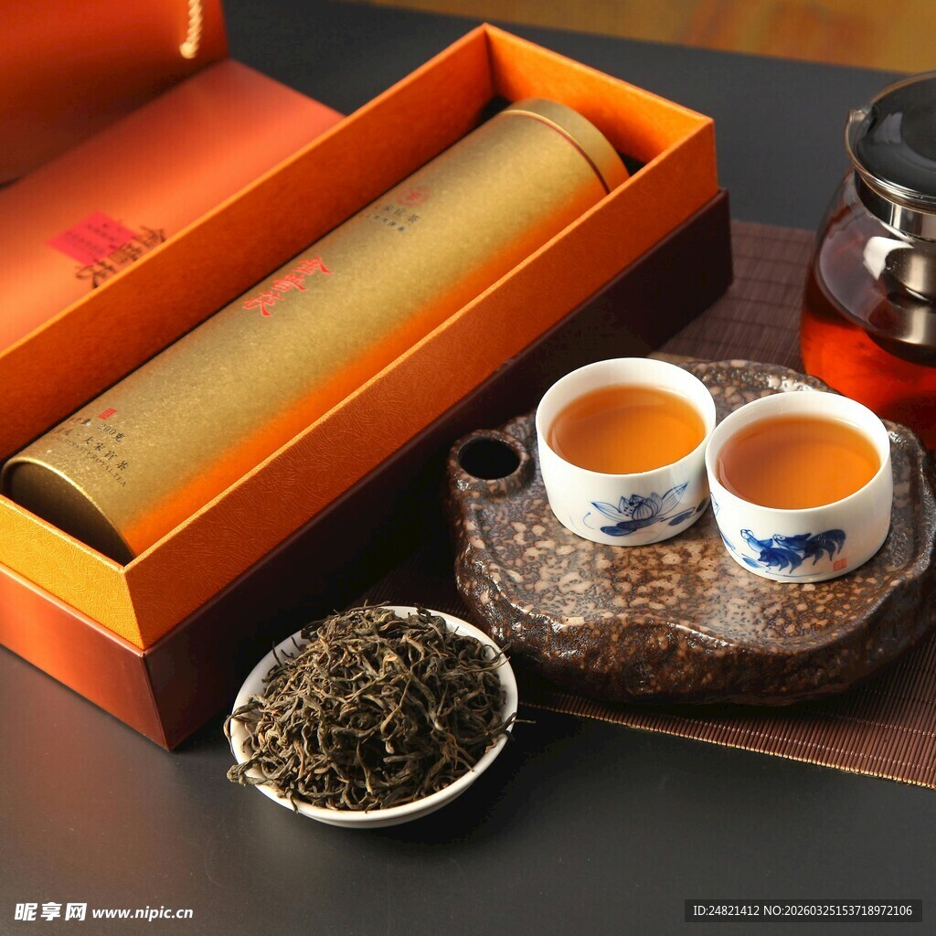 中式茶具与卷轴礼盒展示