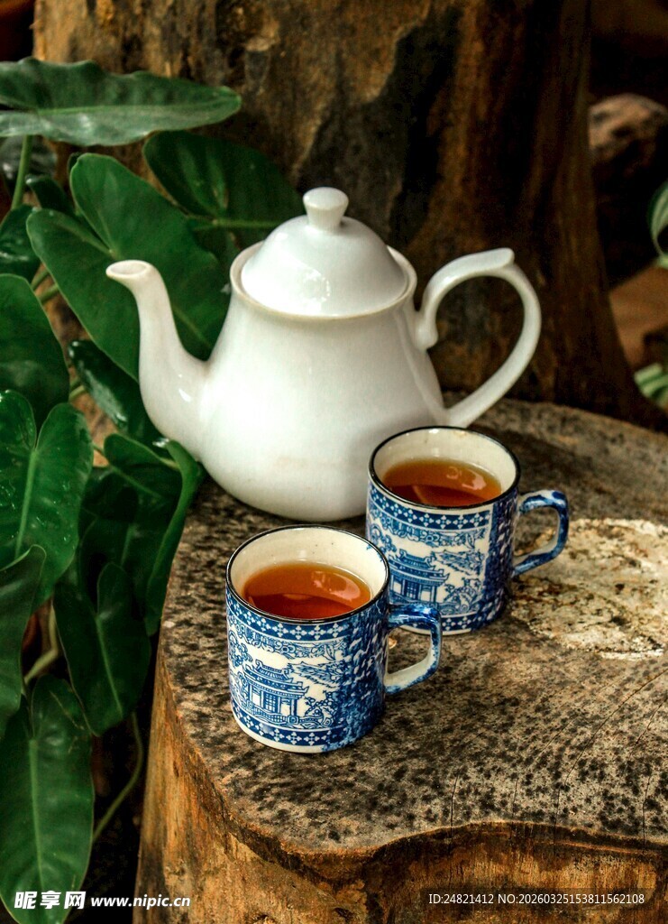 青花瓷茶具与热茶