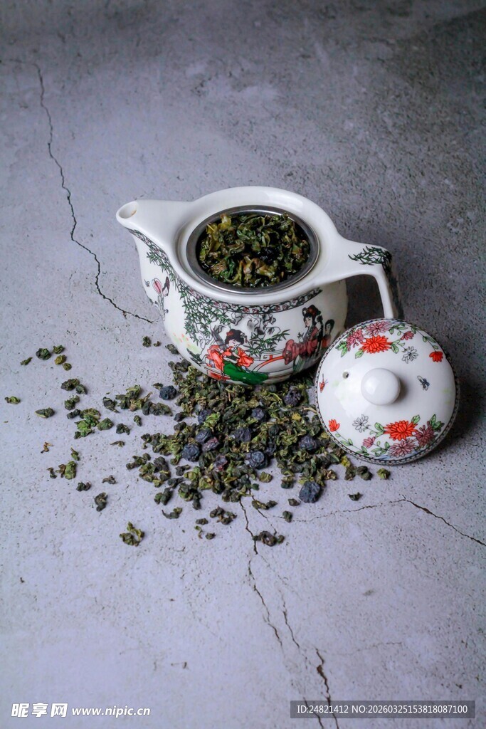 中式精美茶具与散落茶叶