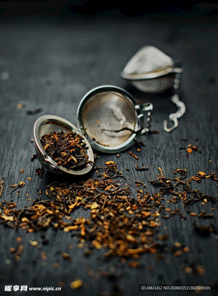 复古茶具与散落的茶叶
