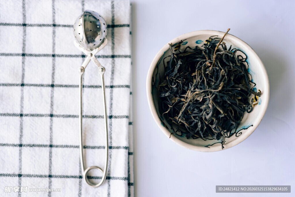 碗中茶叶与金属物件
