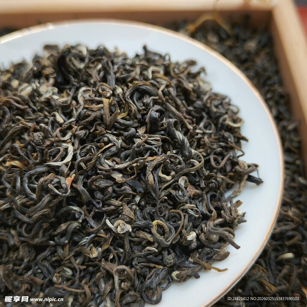 白盘盛放的卷曲茶叶