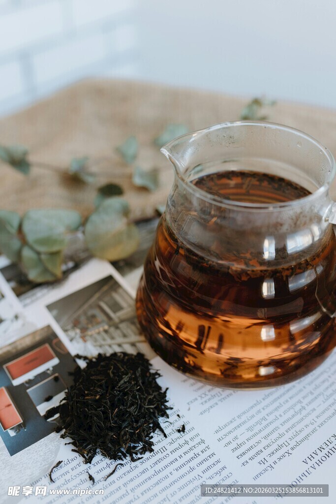 玻璃茶具中的香醇茶饮