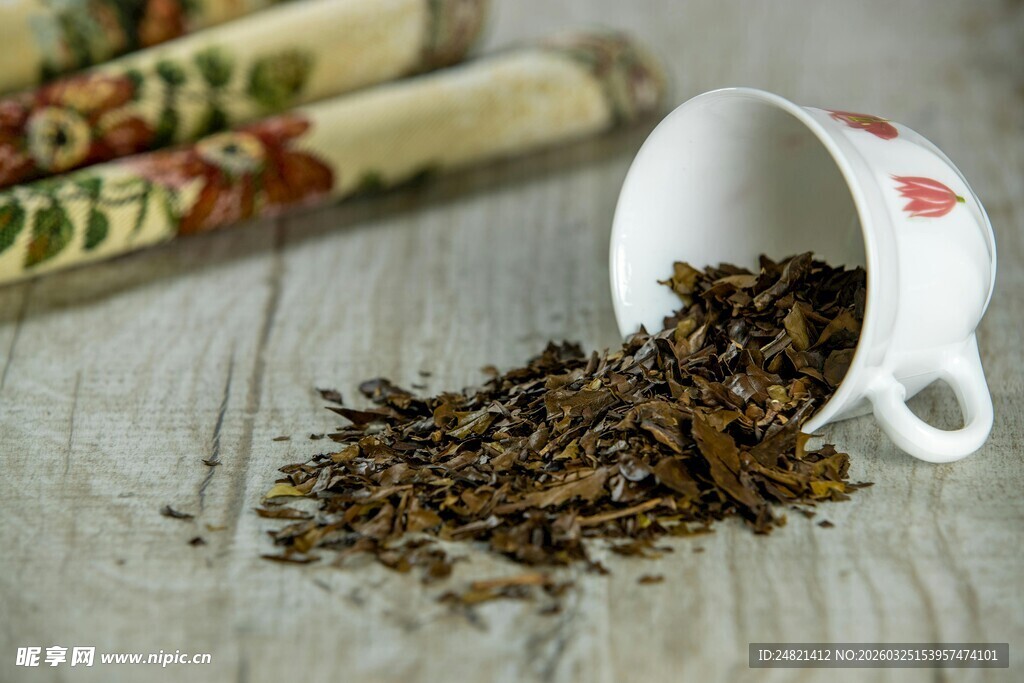 茶杯倾倒洒出茶叶