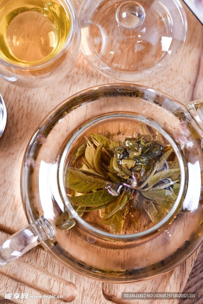 透明玻璃壶中的清新茶叶