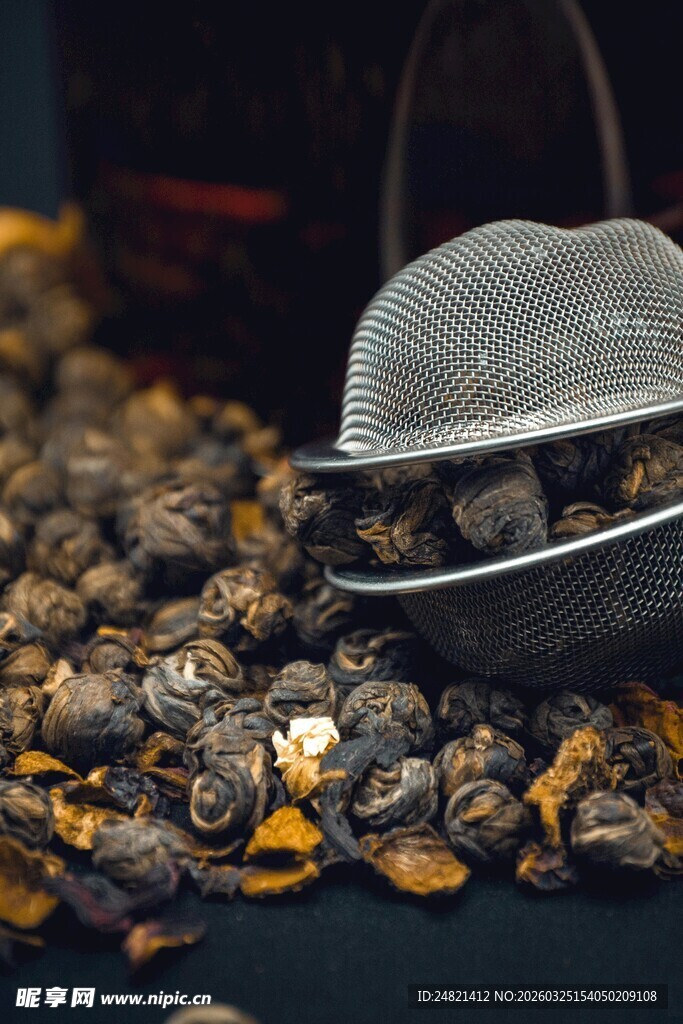 银茶则与散落的干茶叶