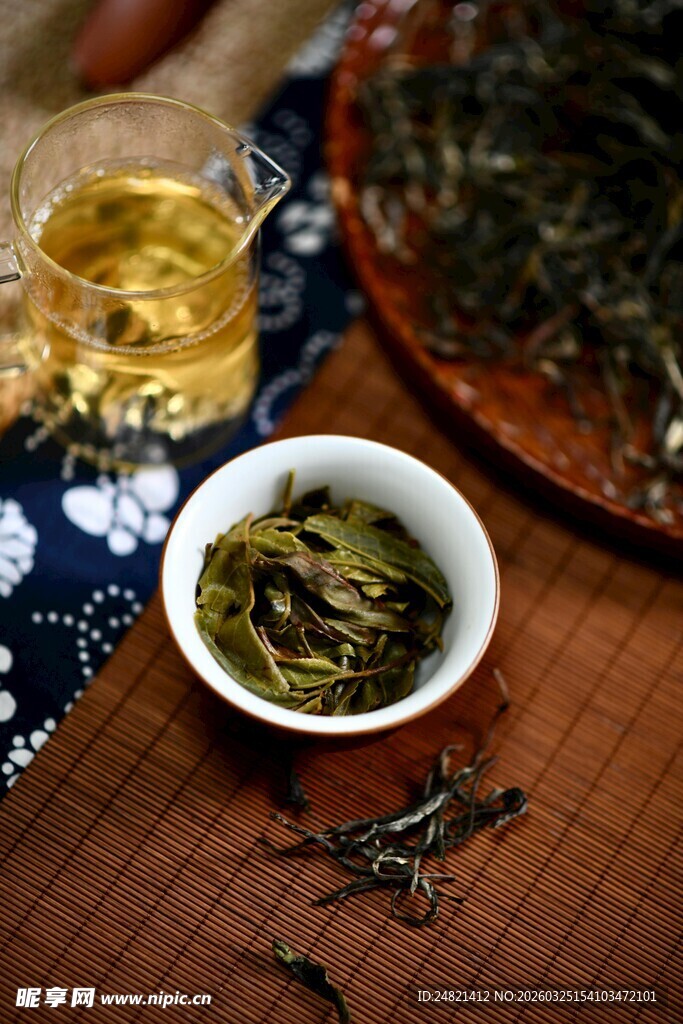 精致茶具中的清香绿茶