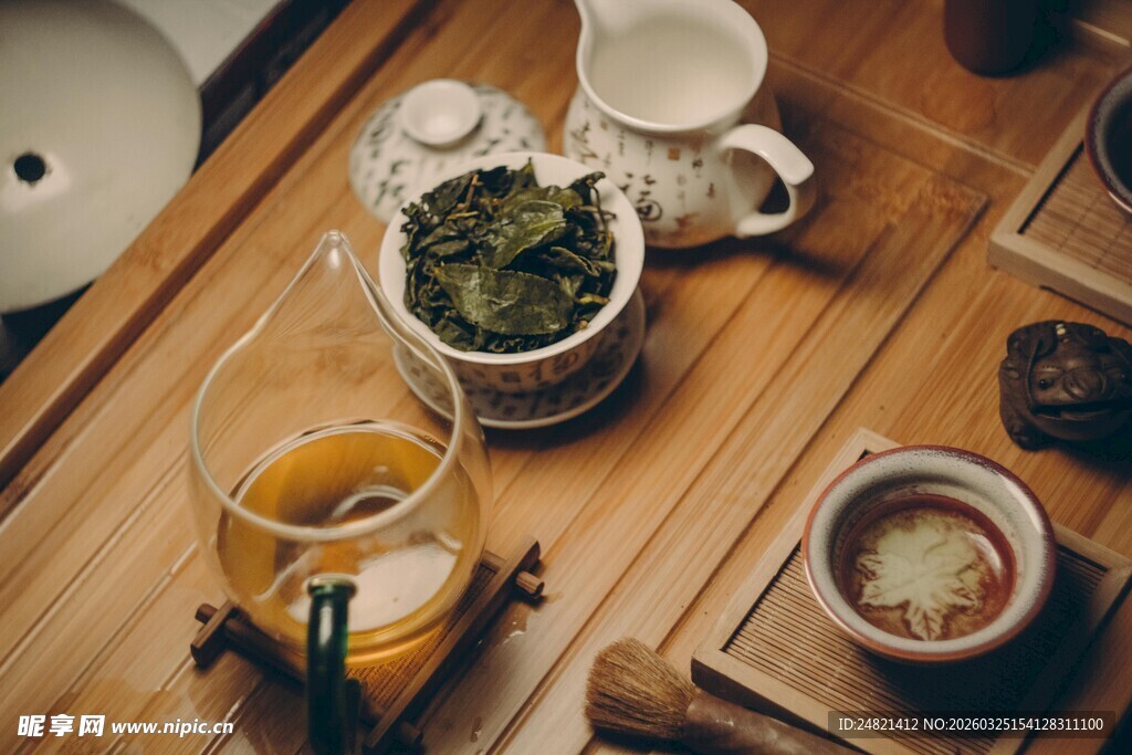中式茶具与茶饮的雅致组合