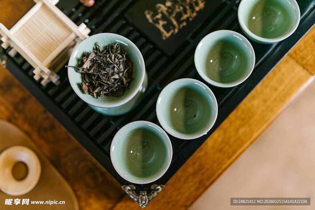 中式茶具与清香绿茶