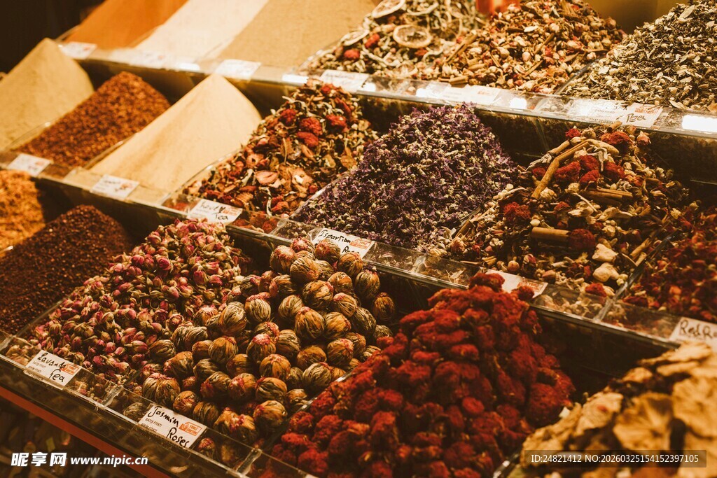 丰富多样的干果香料陈列