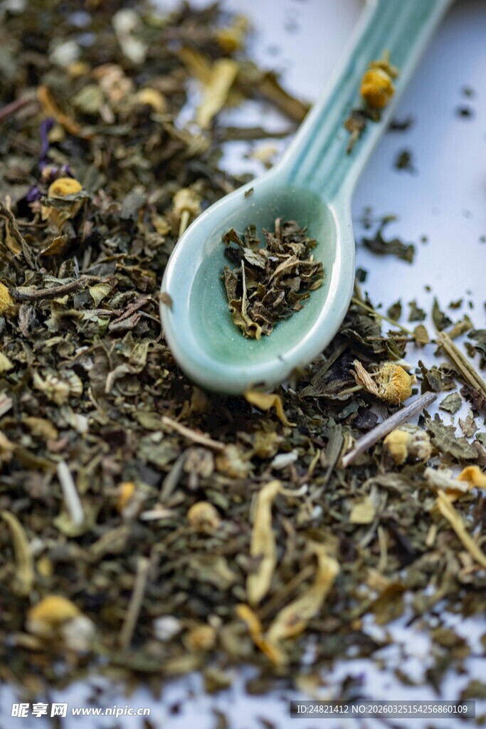 绿茶与菊花混合茶叶特写
