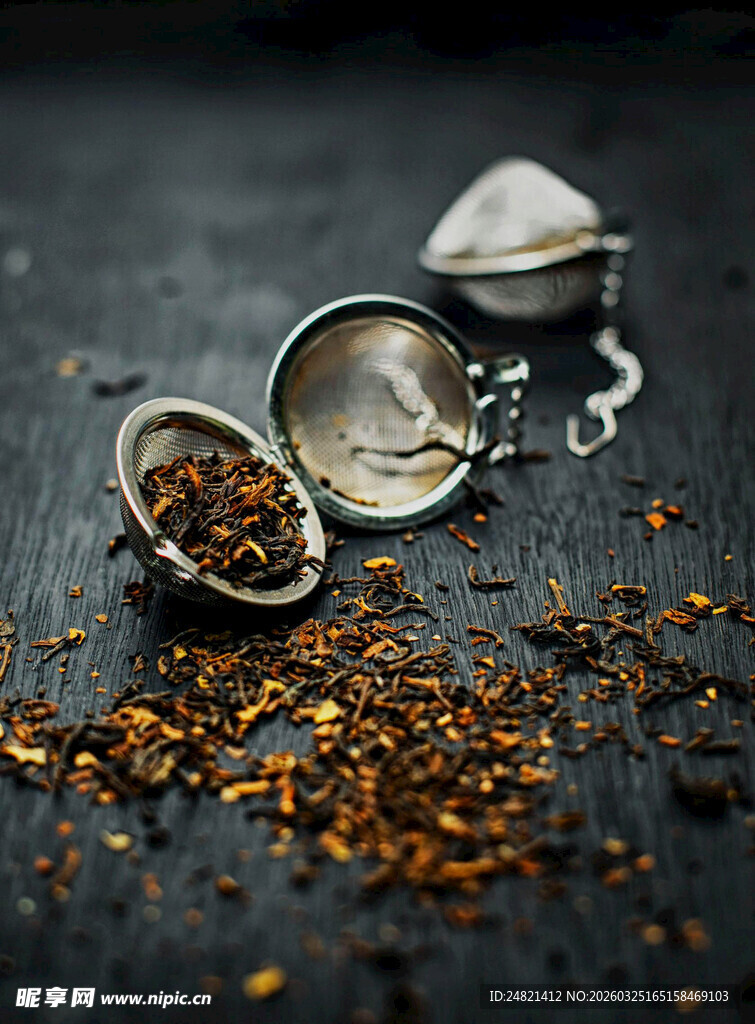 复古茶漏与散落茶叶