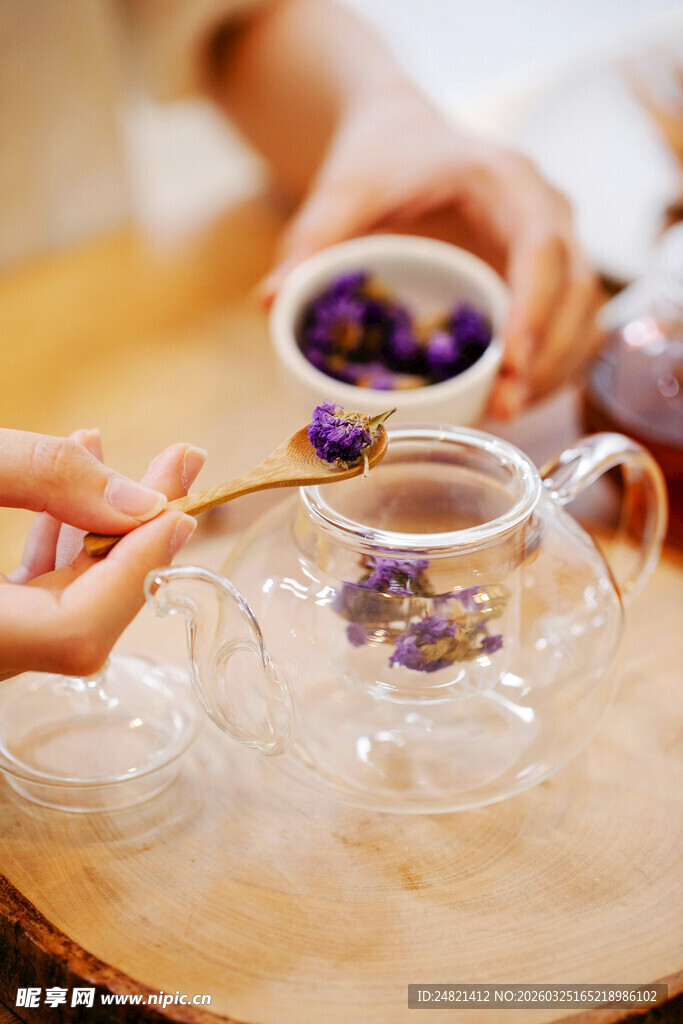 手作薰衣草花茶的温馨时刻