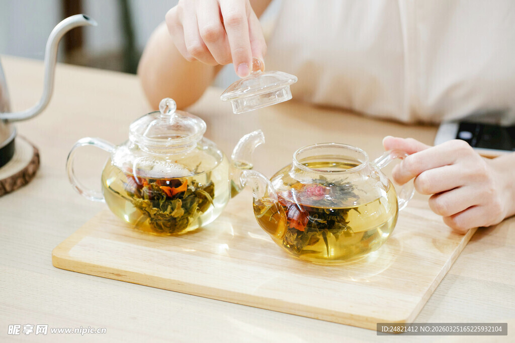 玻璃茶具中的多彩茶饮