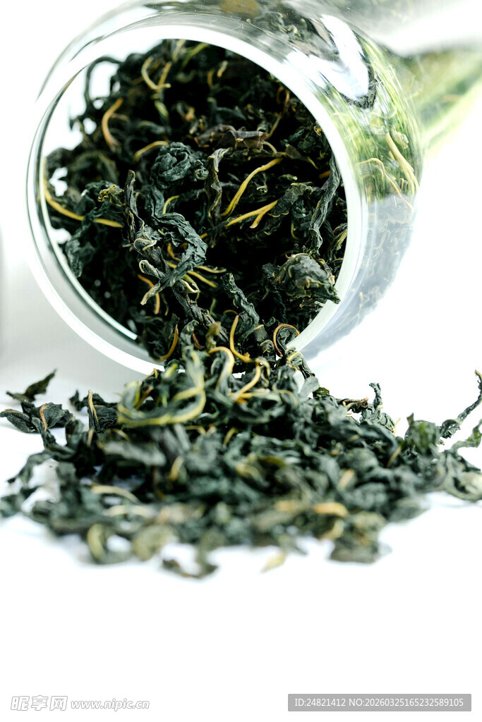 罐装绿茶茶叶倾泻而出