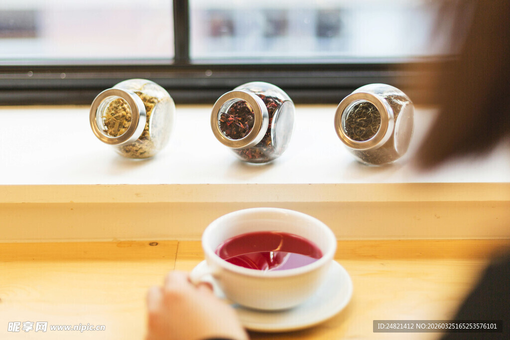 窗边享热饮的惬意时光