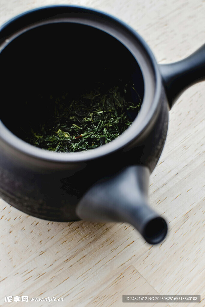 黑陶茶壶内的嫩绿茶叶