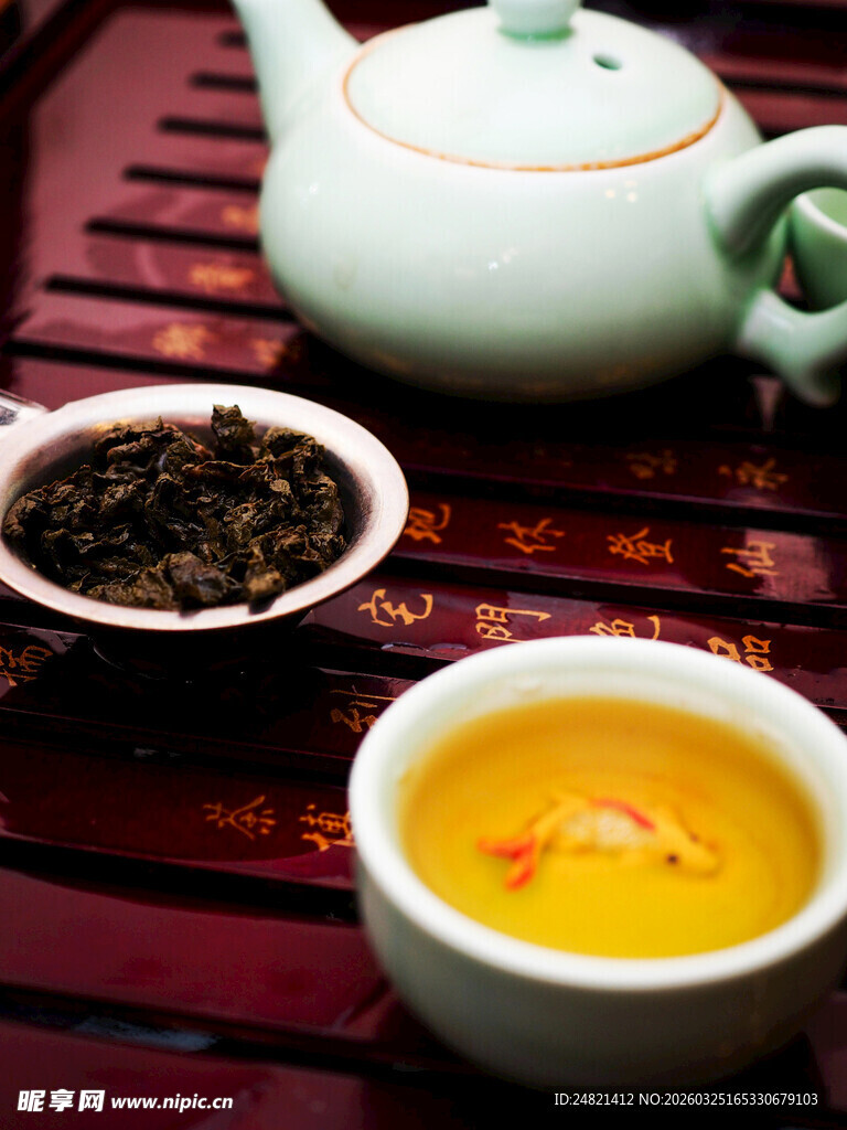 传统茶具与两杯香茗