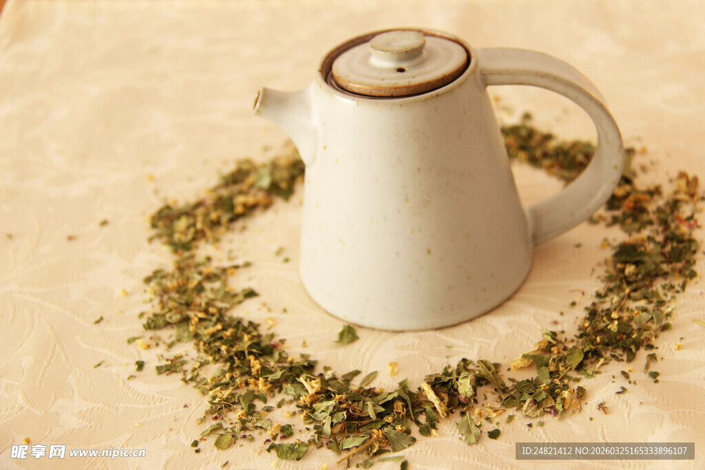 白色茶壶与散落的茶叶