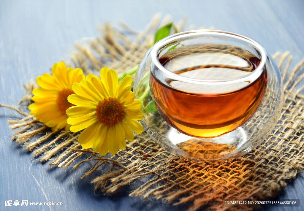 一杯蜂蜜水旁的黄色小花