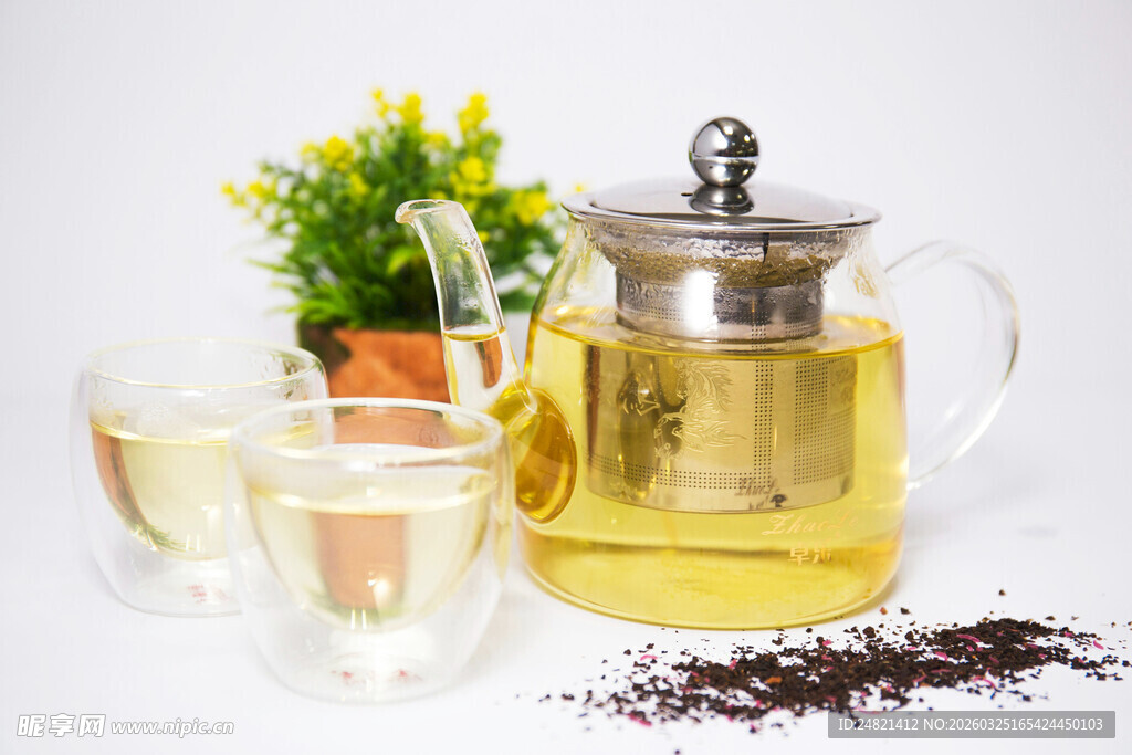 玻璃茶具泡制的清香茶饮