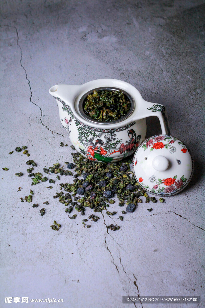 中式茶具与散落的茶叶