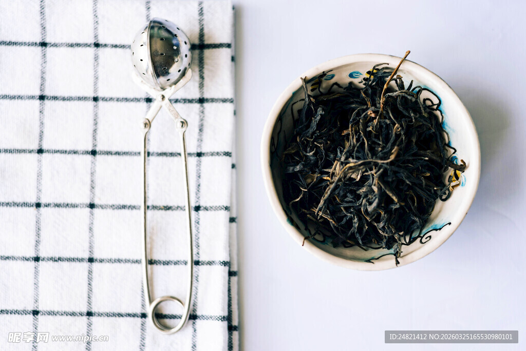 碗中干茶叶与金属物件