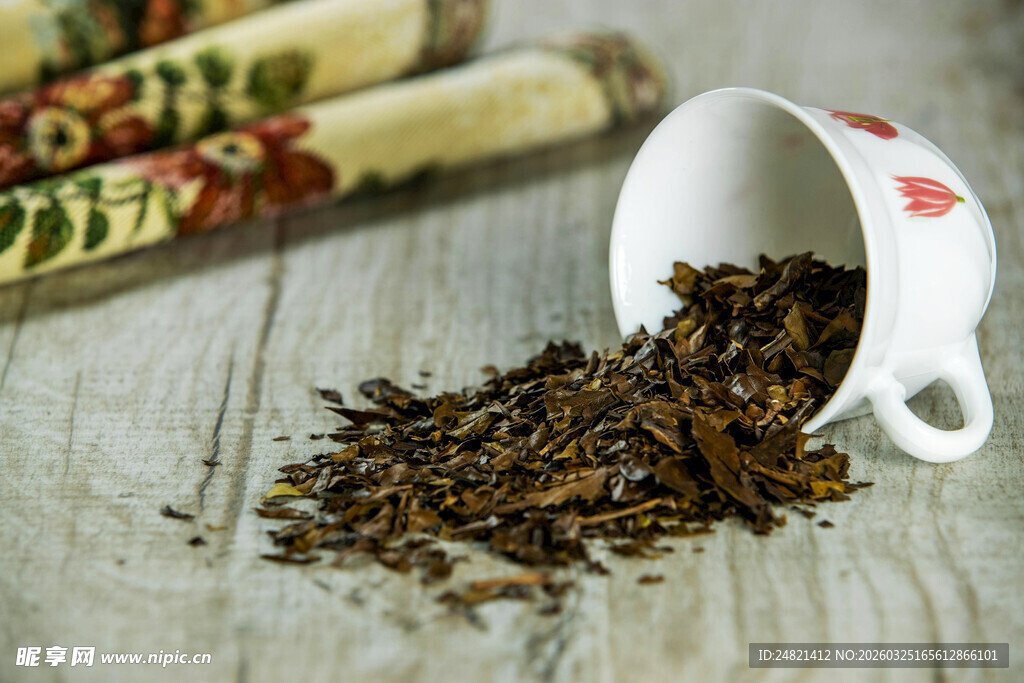 倾倒的茶杯与散落茶叶
