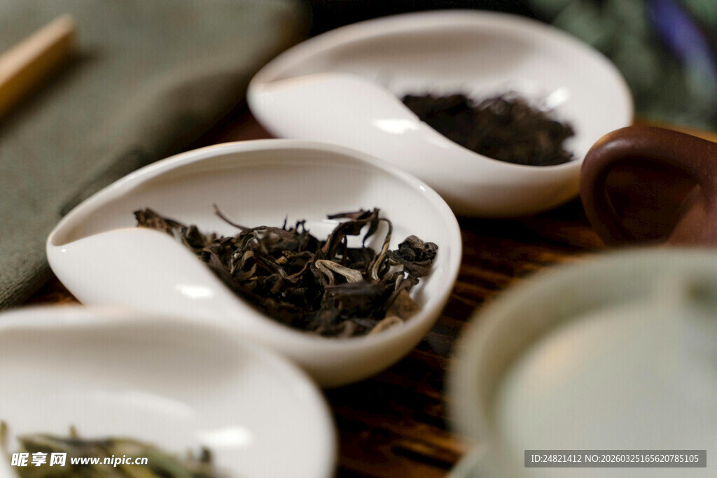 多样茶叶展示于精致茶碟