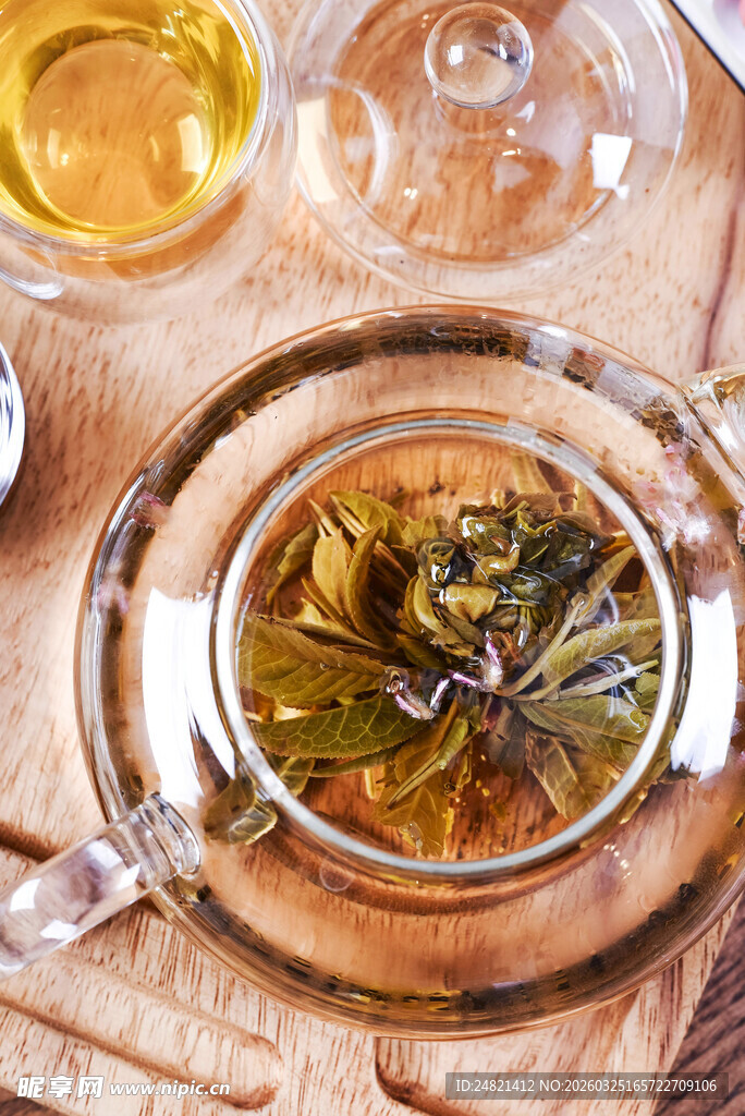 透明壶中泡着清新茶叶