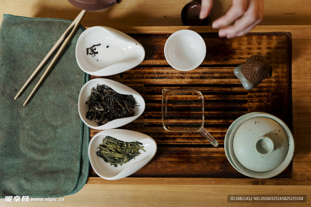 中式茶具与茶点展示