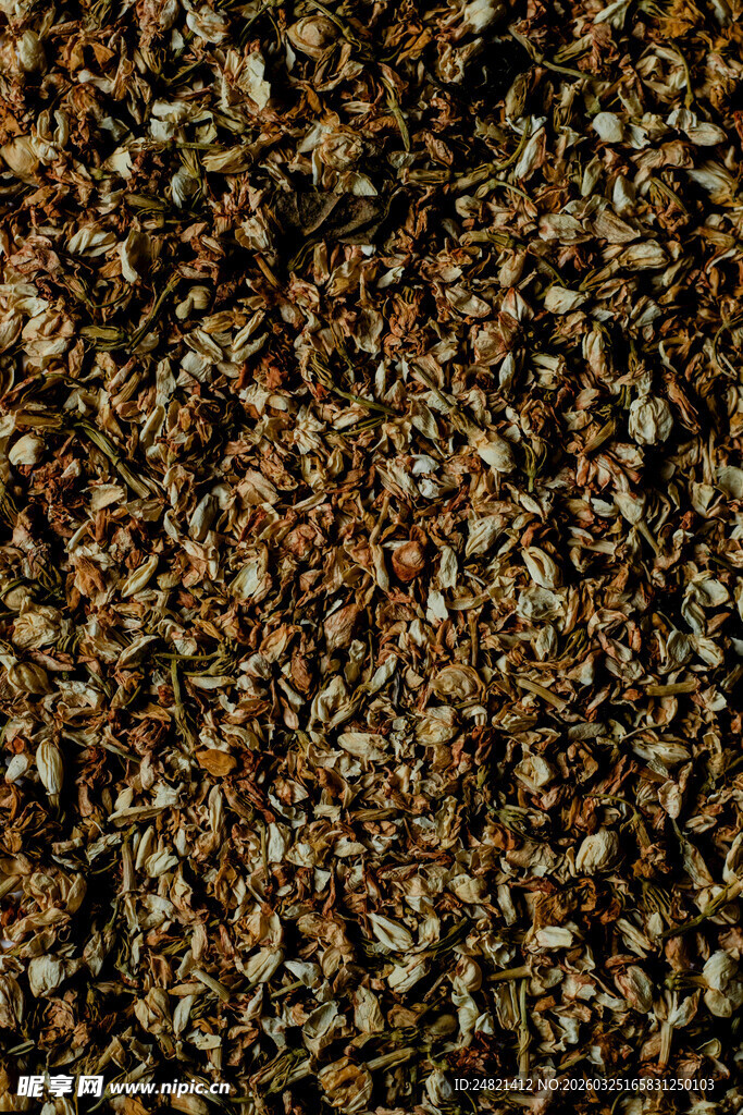 褐色颗粒状材料特写