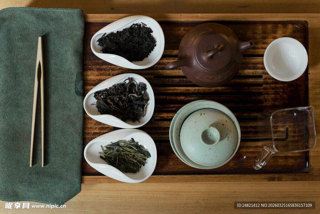 中式茶具与茶叶展示