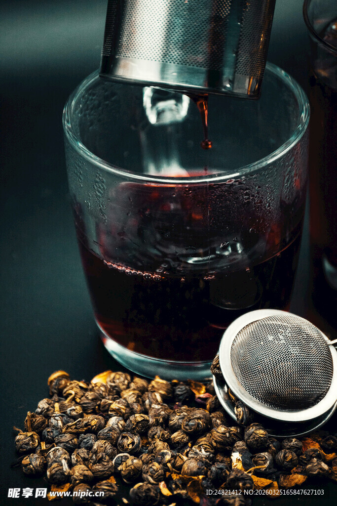 咖啡豆与滤杯现磨咖啡场景