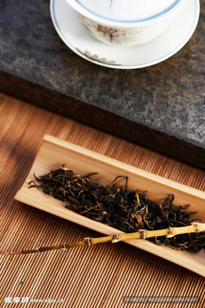 木制托盘上的干茶叶