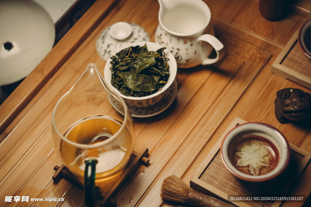 木质桌台上的精致茶具