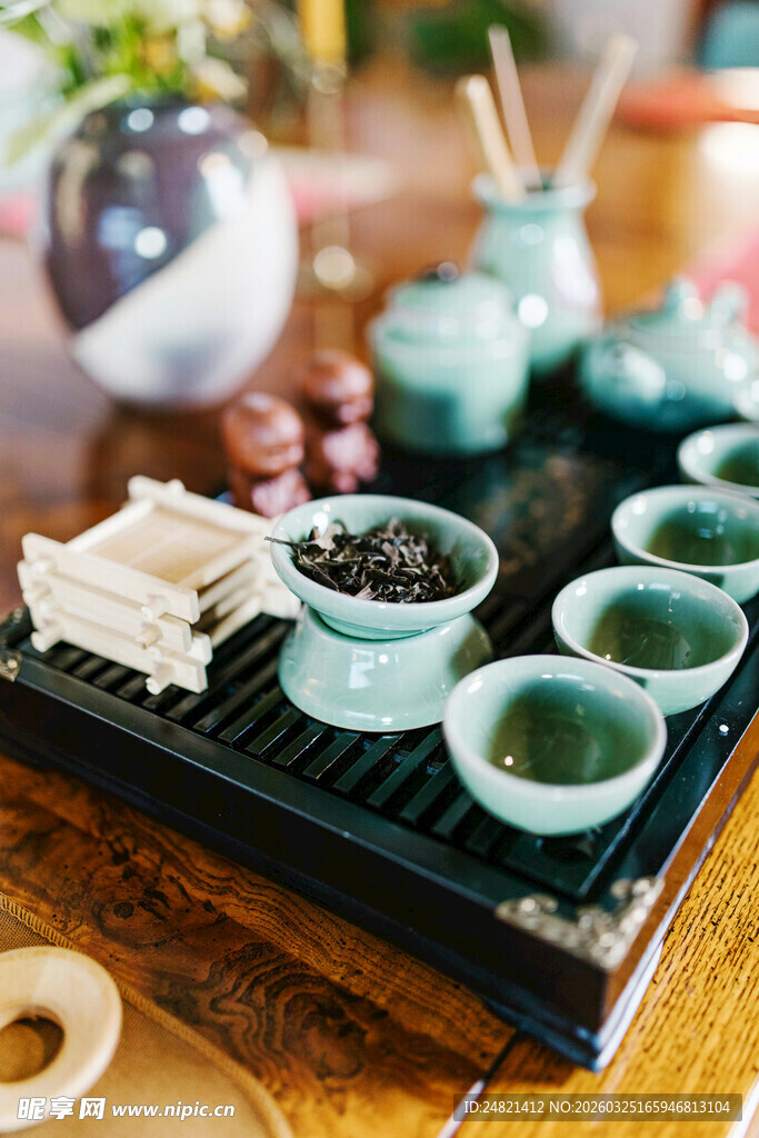 中式茶具与精致茶点