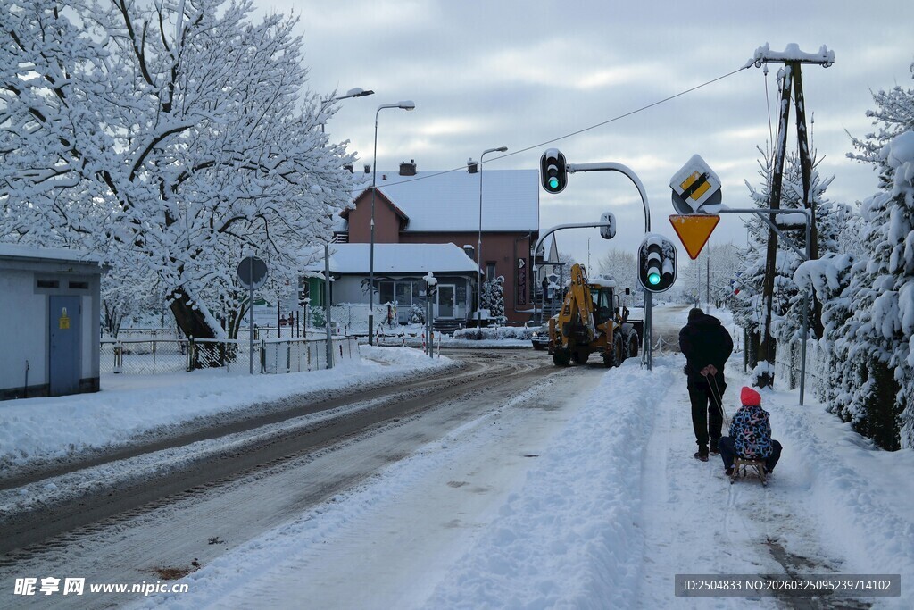 冬日雪后街头行人景象