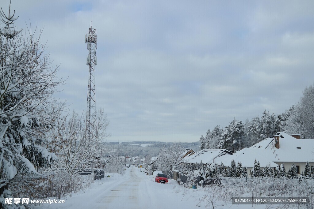 雪后乡村的通信基站景观