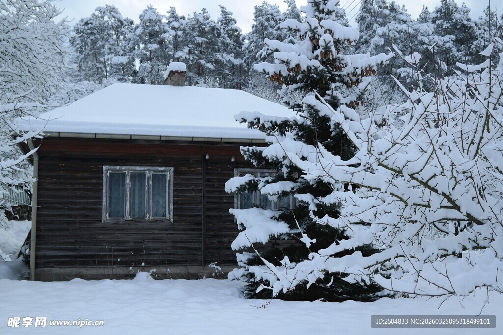 雪覆小屋 冬日静谧景致