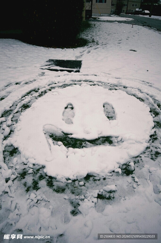 雪地上的可爱雪人图案